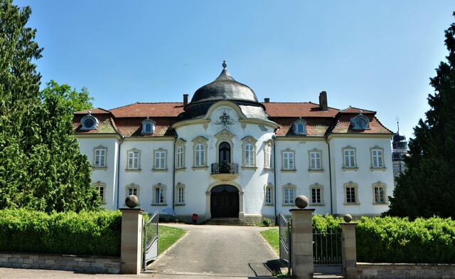 Weiße Schloss in Jagsthausen vom Eingang
