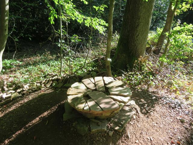 Nachträglich eingefügt, da von einer Wanderfreundin zur Verfügung gestellt. Hier sieht man sehr schön, wie der Aufbau der Monumente vor sich geht. | Foto: Aurelia Kling