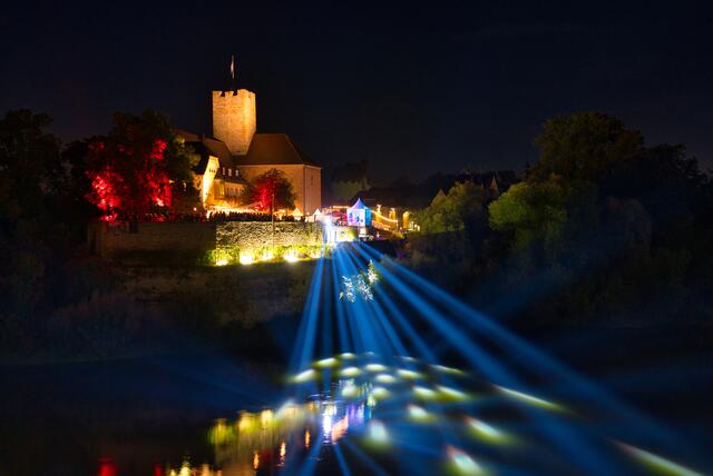 Lichterspektakel bei Wein auf der Insel auf der Rathausburg in Lauffen