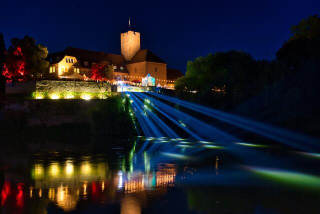 Lichterspektakel bei Wein auf der Insel auf der Rathausburg in Lauffen