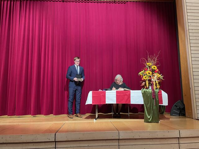 Eintrag ins Goldene Buch durch Inge Zimmermann