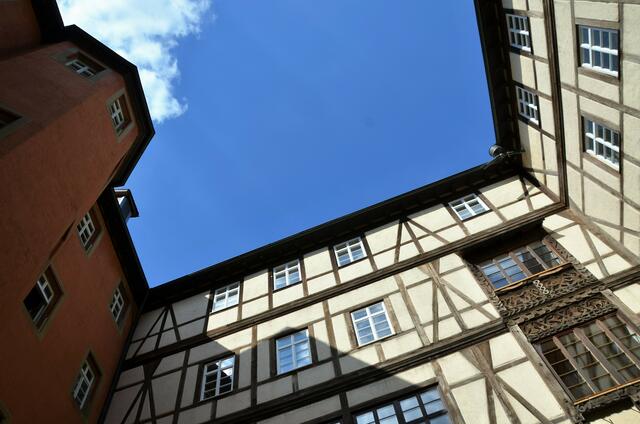 Blick vom Innenhof des Künzelsauer Schlosses Bartenau in den blauen Himmel