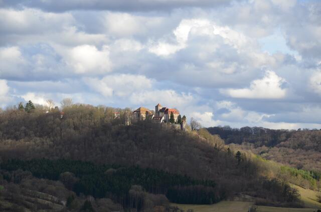 Auf einer Bergnase thront Schloss Stetten bei Künzelsau