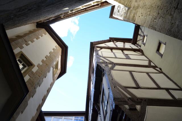 Vom verwinkelten Burghof Schloss Stetten ein Blick in den Himmel