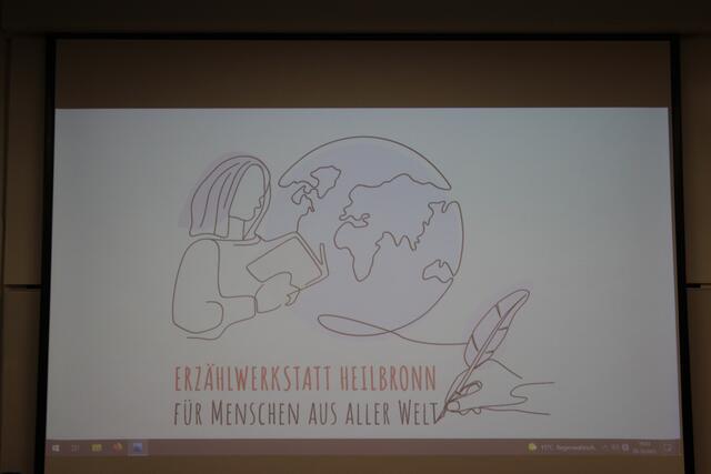 Auch das neue Logo der "Erzählwerkstatt Heilbronn für Menschen aus aller Welt" wurde an dem Abend präsentiert. | Foto: Frank Lutz