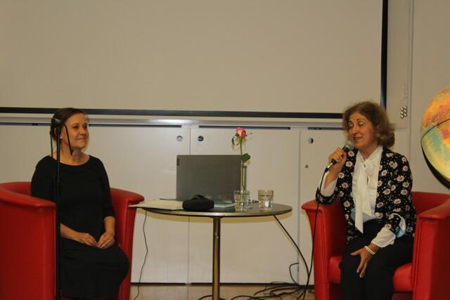 Bischkusch Tahir (rechts) im Interview mit Angelika Hart. | Foto: Frank Lutz