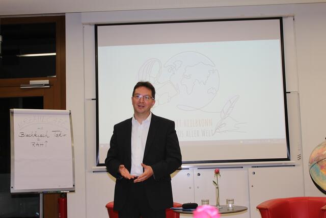 Dr. Michael Blume erinnerte an den gemeinsamen Einsatz mit Bischkusch Tahir und ihren Töchtern zur Rettung jesidischer Flüchtlinge - und daran, dass Bischkusch Tahir und er dabei offiziell zu Geschwistern erklärt wurden. | Foto: Frank Lutz
