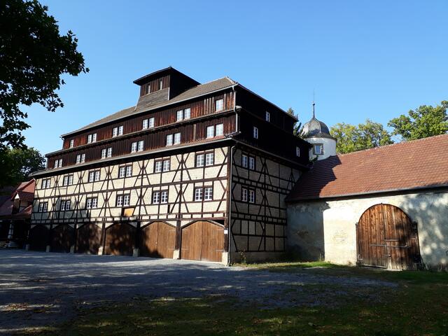 Bonfeld: hier spickt der Schlossturm raus.