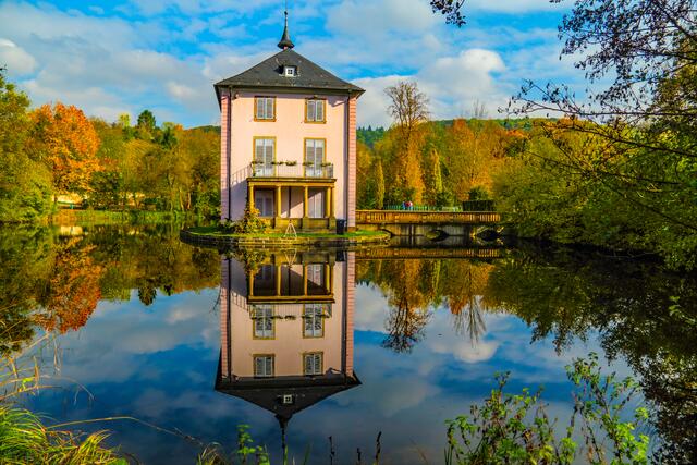 Trappenseeschlösschen im goldenen Herbst