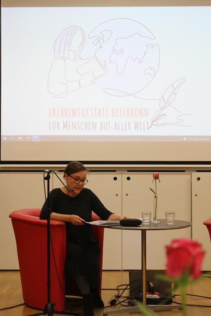 Erzählwerkstatt-Redakteurin Angelika Hart hat Bischkuschs Tahirs Lebensgeschichte verfasst und trug sie sehr einfühlsam vor. | Foto: Frank Lutz