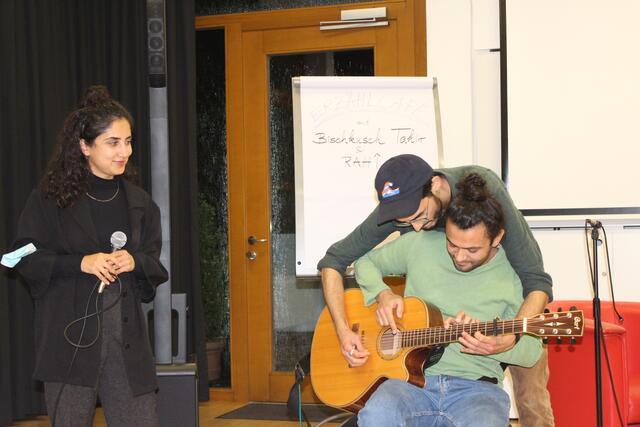 Mit leidenschaftlichen Klängen und tiefsinnigen Texten sorgte die Band Rahî mit Hiser (links) und Ragar Sedik (vorne rechts) sowie Şahin Kablan für eine angemessene Untermalung des Abends. | Foto: Frank Lutz