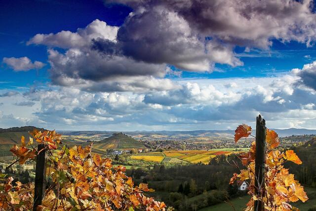 Burg Weibertreu in herbstlicher Landschaft
