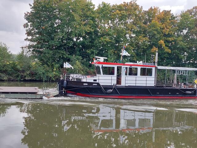 Ein Schiff mit Ponton fuhr gemächlich an uns vorbei.