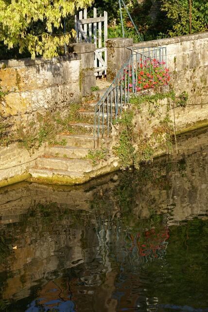 Wasserentnahmestelle an der Loue, Frankreich, außer Konkurrenz