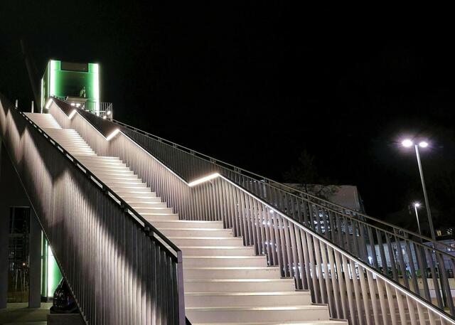 Campustreppe bei Nacht