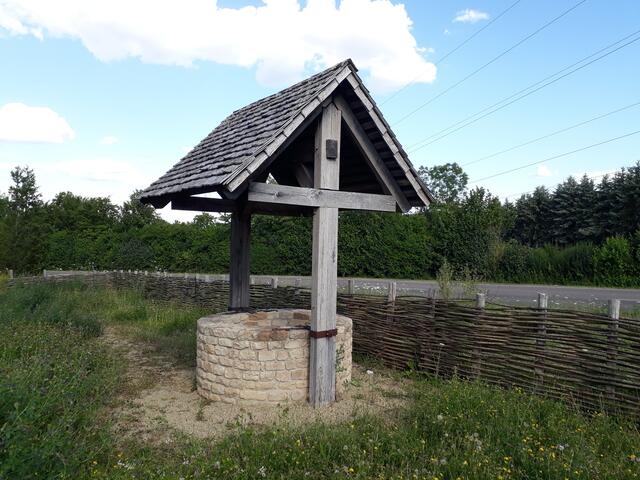 Pflasterwegle links wohl nicht mehr aus der Römerzeit. Beim Mithräum Güglingen