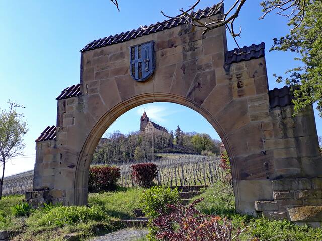 Treppen durch den Stockheimer Torbogen