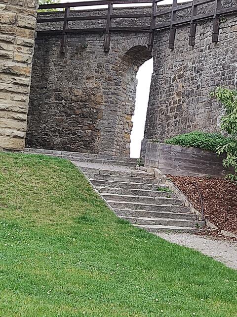 Treppe hoch  zum Tor