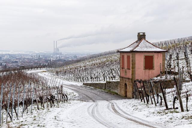 Verschneiter Weg in die Stadt