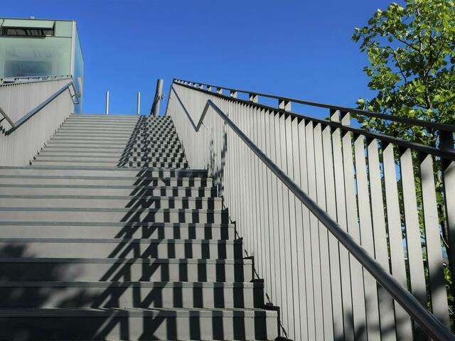 Schattenspile auf der Campustreppe