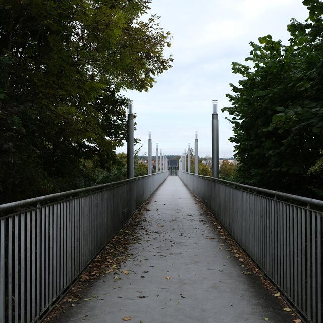 Der unendliche Weg über den Steg.