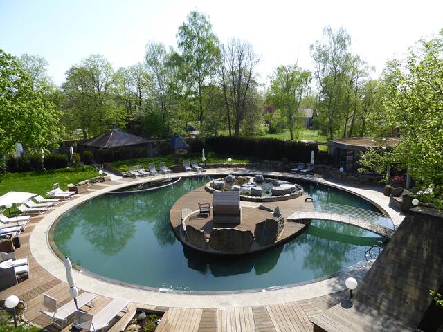 Weg um den Wellnesspool in Langenburg