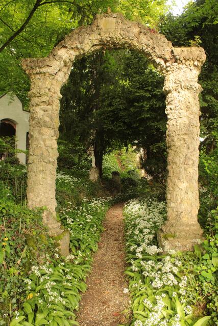 Weg zur Grotte und zum Kreuzweg im Degmarner Wald