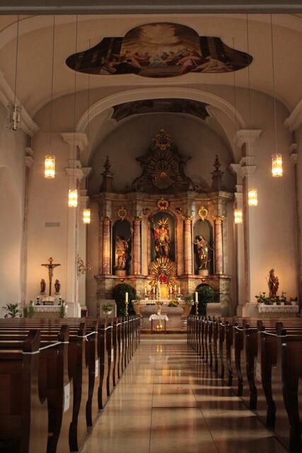 St. Mauritius Kirche Oedheim - Der Weg zum Altar