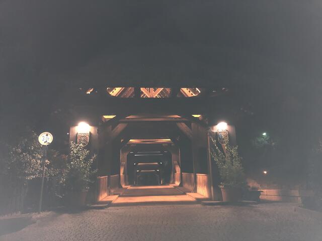 Die Holzbrücke bei Nacht