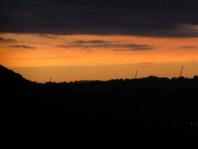 Den Abendhimmel über dem Kochertal schmückt ein goldenes Band
