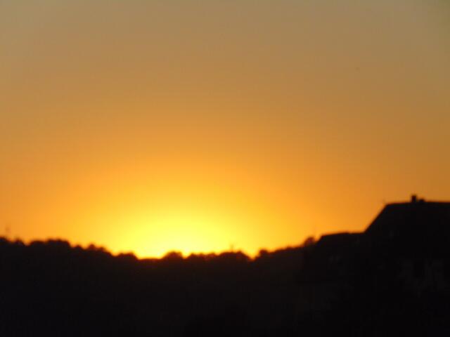 goldener Strahlenkranz der Abendsonne bei der Burg Nagelsberg