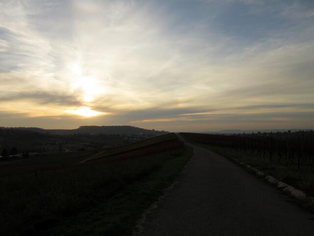 Bei diesem Anblick kamen Bedenken auf, ob wir es pünktlich um 16:48 Uhr schaffen auf dem Staufenberg zu sein? Und werden wir von der Sonne dann noch was sehen?