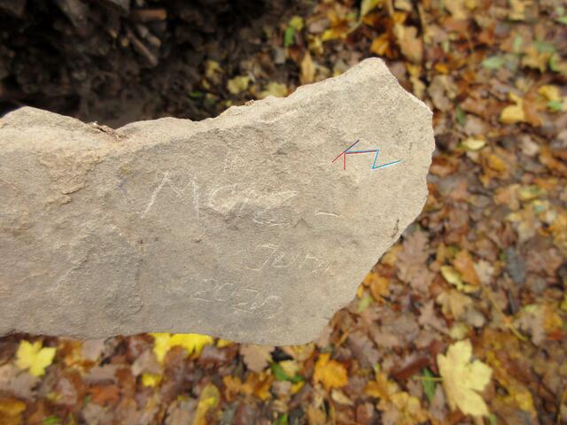 Das verschlungene K und W, hier im Bild rot und blau dargestellt, ist die Signatur von Klaus Waldbüßer.