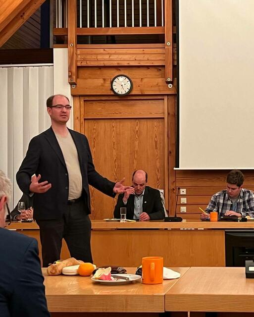 Dr. Lukas Braun bei seinem Bericht von den Koalitionsverhandlungen in Berlin