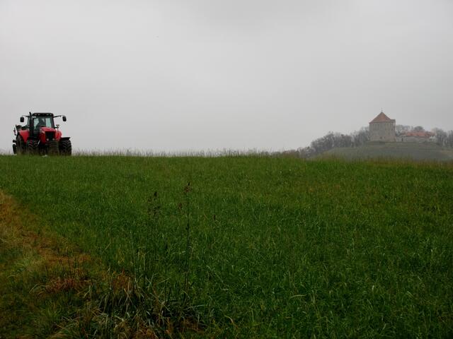 Muntere Gespräche und gedanklicher Austausch zwischen den Ehrenamtlichen fand während der gesamten Tour statt. Hier über Landmaschinen.
