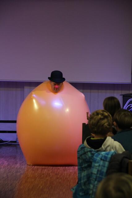 Der Clown Benji Wiebe beim Hoffnungsfest für Kids bei den Apis in Brackenheim: Wie geht denn das - ein Mann im Ballon?! | Foto: Jochen Baral