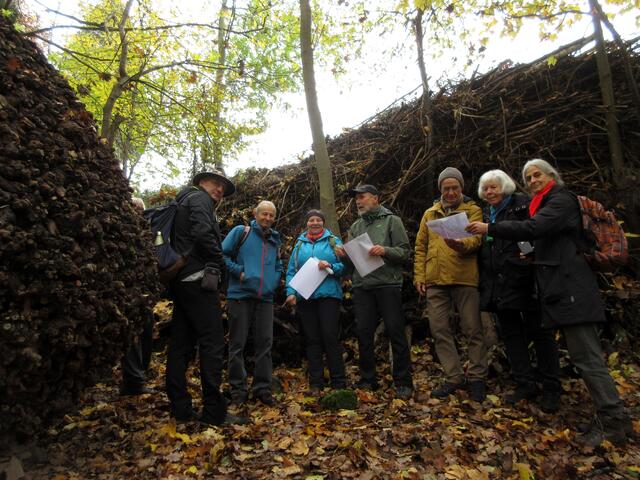 Sehr aufmerksam lauschen die Freunde des Waldes den Ausführungen. Besonders gut vorbereitet hat sich der Land-Art Künstler und Bilder mitgebracht, damit man die Entstehung des Monuments nachvollziehen kann.