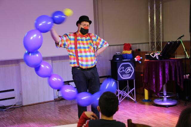 Der Clown Benji Wiebe beim Hoffnungsfest für Kids bei den Apis in Brackenheim: Was soll das nur werden? | Foto: Jochen Baral