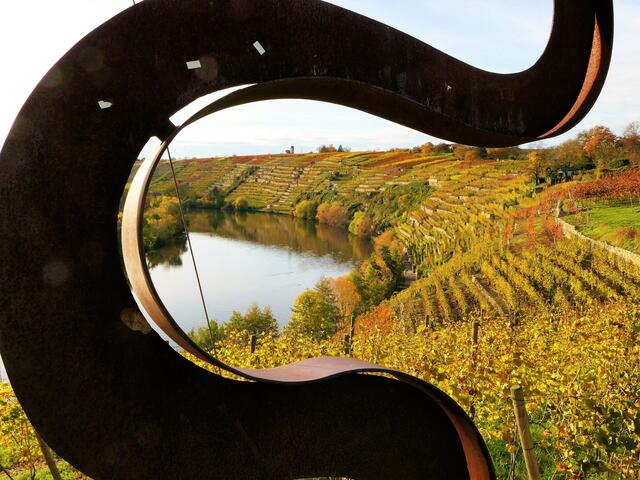 Blick durch die Neckar-Skulptur