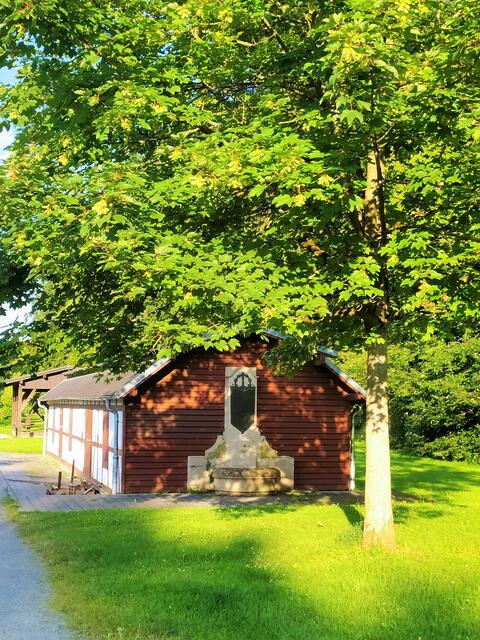 An diesem Gebäude der Soleanlagen ist der gesuchte Brunnen zu finden.