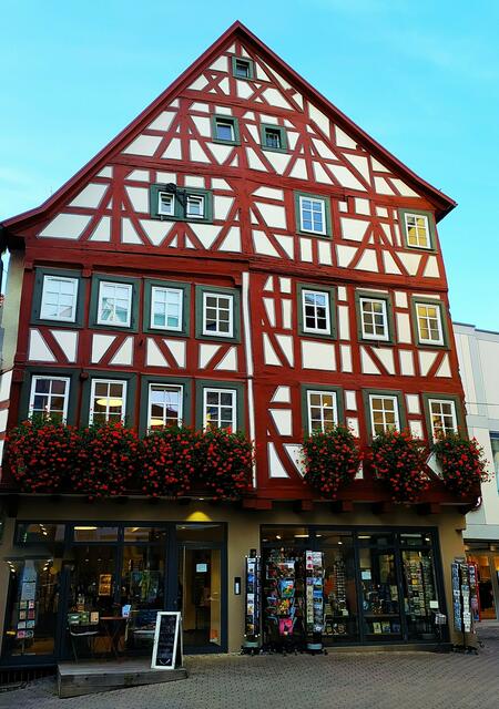 Eine Buchhandlung in einem wunderschönen Fachwerkhaus. In welchem Ort kann man in diesem schönen Gemäuer schmökern?