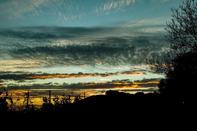 Scheuerberg vor goldenem Himmel