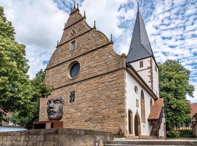 Lambertuskirche in Pfaffenhofen (mit einer Skulptur von G. Stilling)