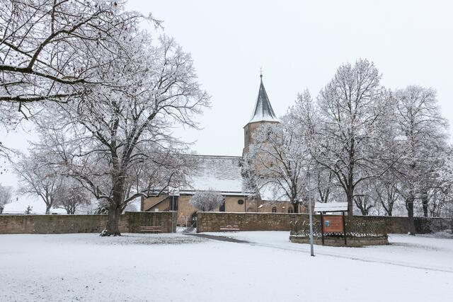 Die schneebedeckte Kirche in Meimsheim