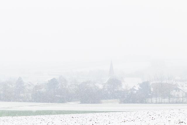 Die Kirche in Dürrenzimmern im Schneegestöber