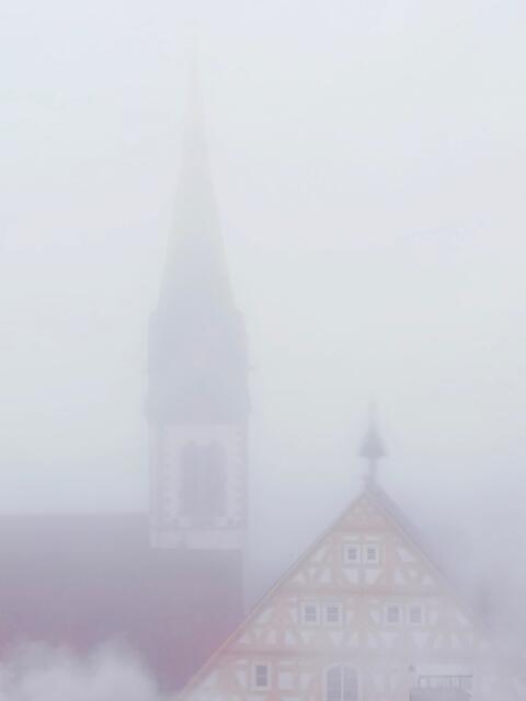 „Im Herbst trifft Augenblick auf Ewigkeit“ | Möckmühler Stadtkirche und Rathaus im morgendlichen Herbstnebel