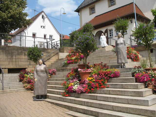 Kirchentreppe, Blumensommer in Nordheim