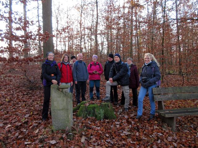 Auf dem Büchelberg gab es bereits ein Gruppenfoto beim Gedenkstein für die Heilbronner Försterin Gunda Rosenauer
