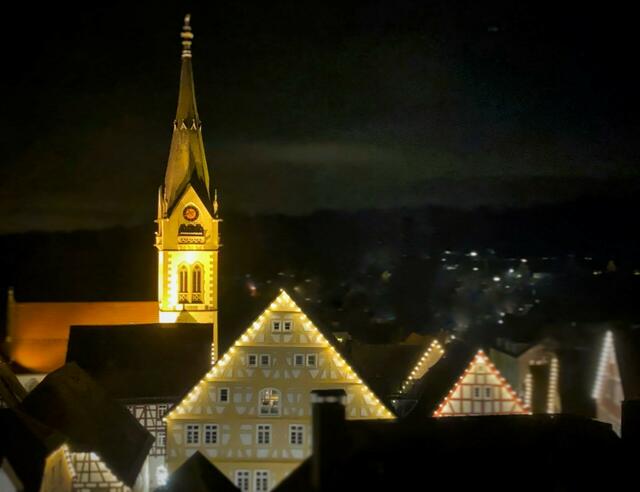 Die Möckmühler „Nightskyline“ leuchtet zur Adventszeit besonders stimmungsvoll.