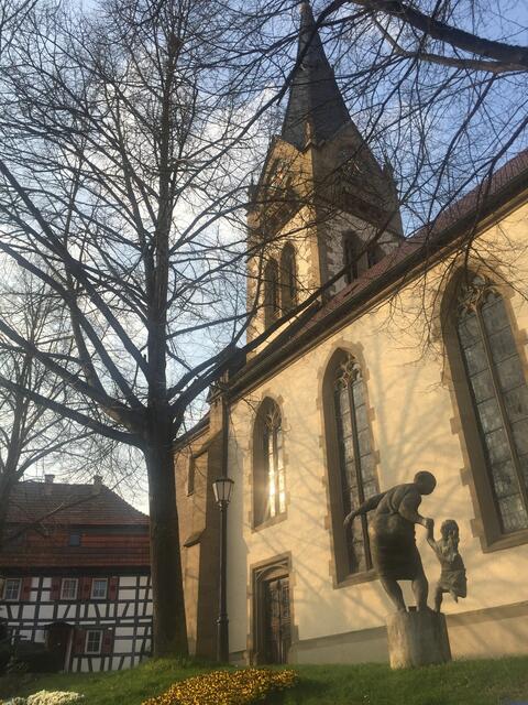 Skulpturen vor der Evangelischen Stadtkirche in Möckmühl